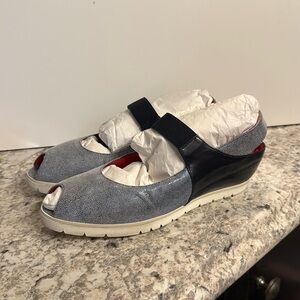 Pas de rouge Silvia in blue in box